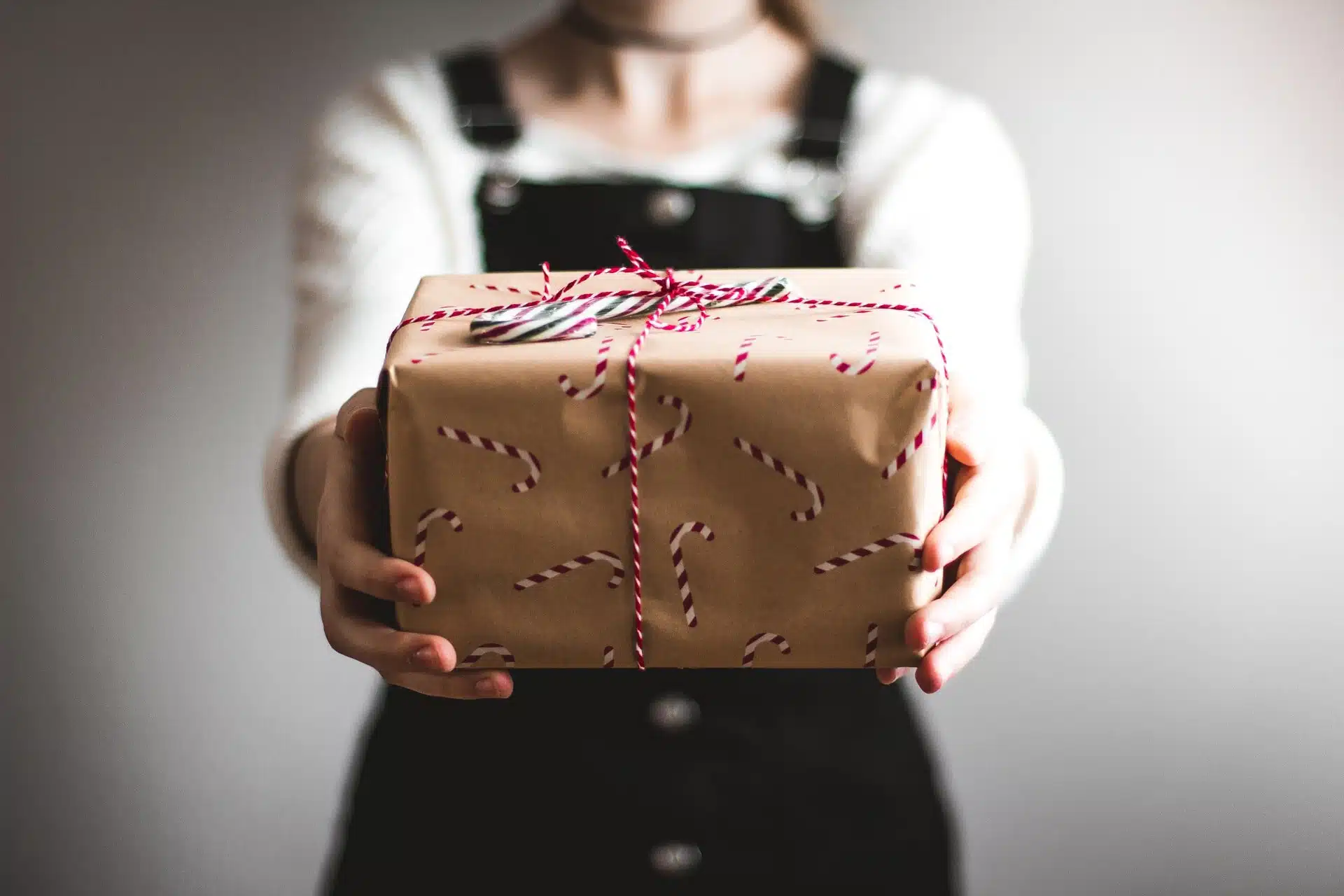 7 Holiday Spending Tips