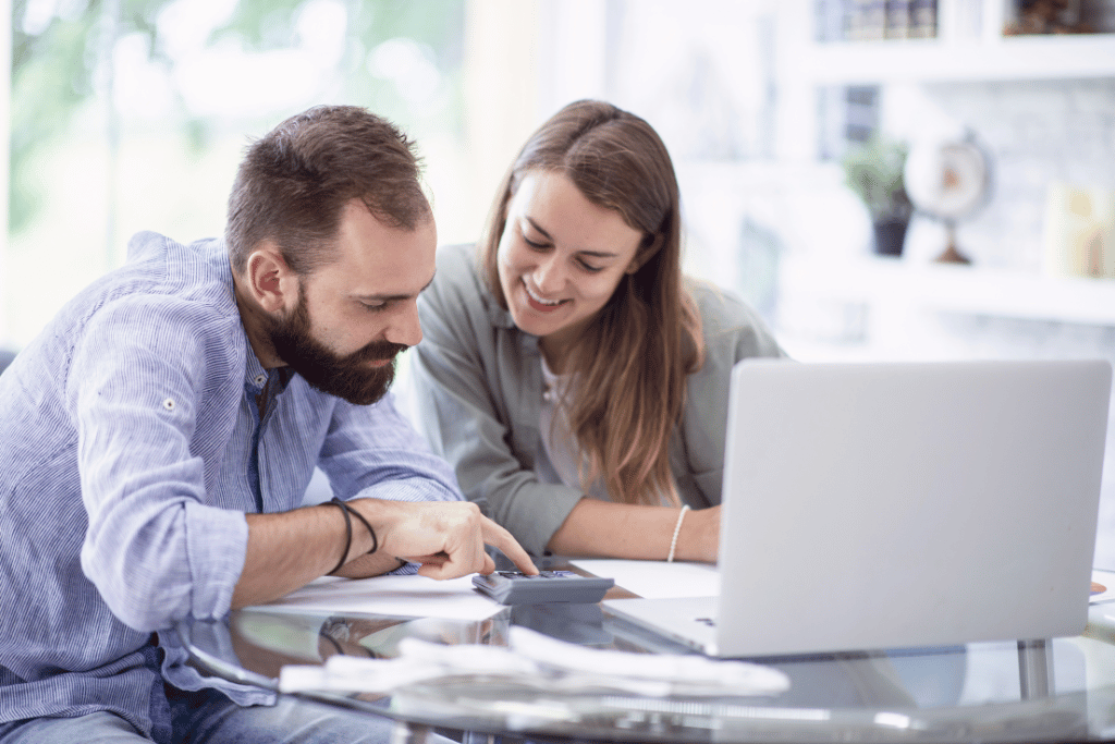couple working on their 52 week savings challenge together money fit