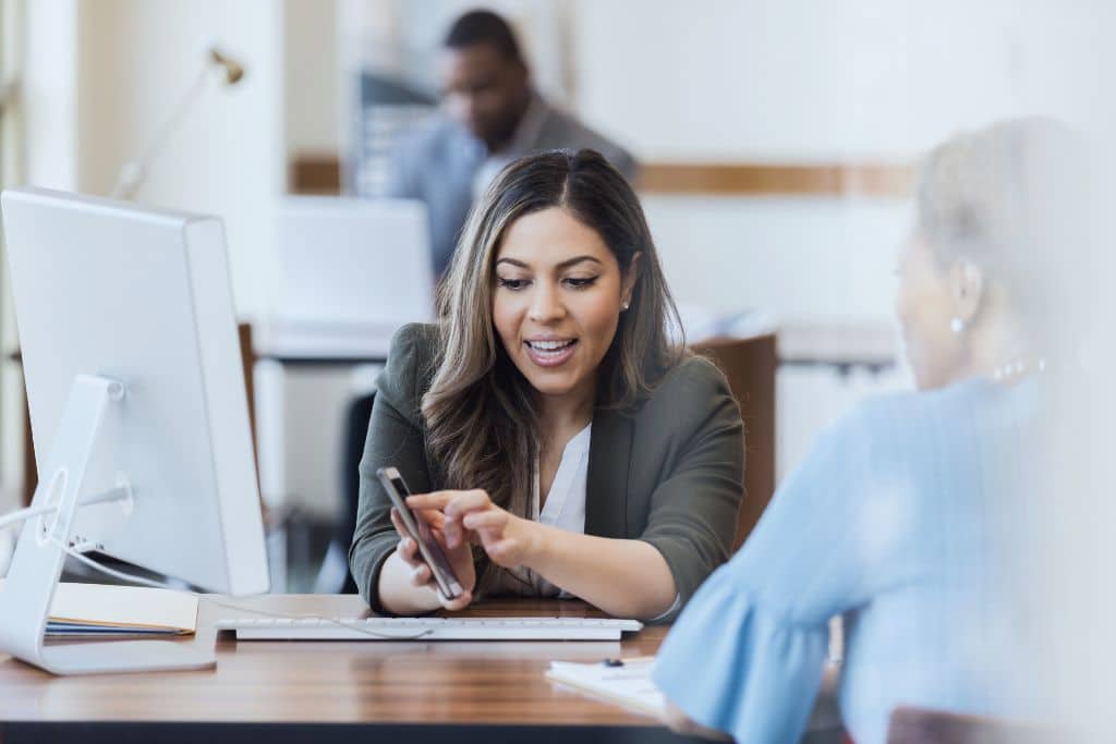 Persona revisando opciones para guardar ahorros